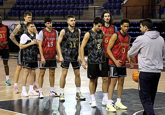 Úriz junto a sus jugadores en un entrenamiento del Clavijo en el Palacio de los Deportes.