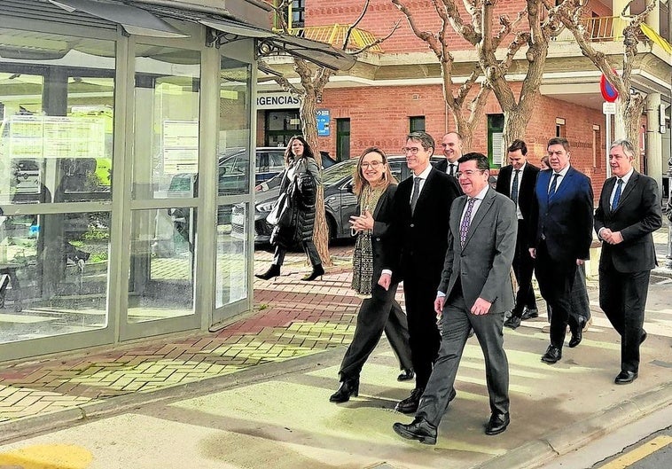 El presidente de La Rioja, Gonzalo Capellán, con los miembros del Ejecutivo regional y del Ayuntamiento en su visita de ayer a Cervera.