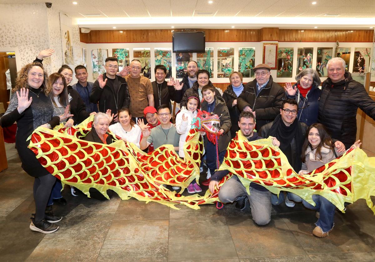 Ciudadanos de origen chino y logroñeses compartieron este martes las celebraciones por la llegada del Año de la Serpiente.