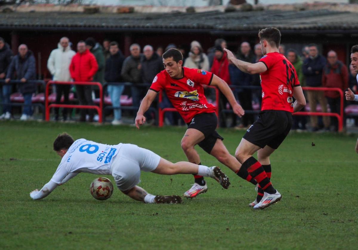 Imagen del partido entre La Calzada y Balsamaiso.