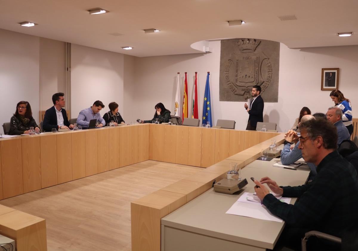 Jesús Rubio y Javier García se saludan antes del inicio del pleno del miércoles.