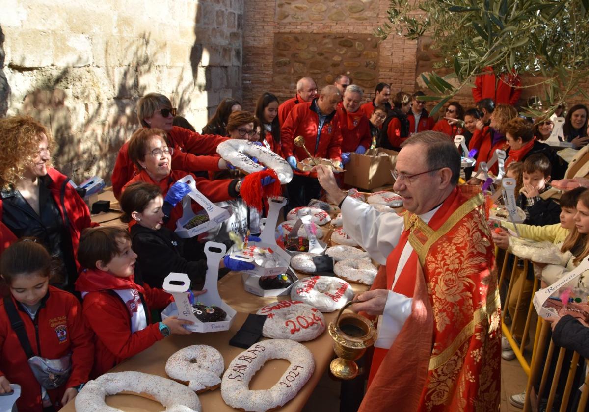 Bendición de barzones y roscos de San Blas en Autol en 2024.