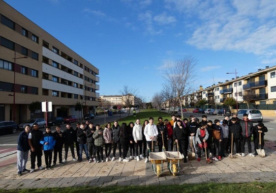 Parte del segundo grupo de alumnos que participaron en la plantación ayer, en la calle García Lorca.