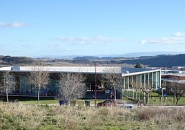 Imagen de la guardería Las Luces de Haro ayer, en la que se aprecia la cubierta con forma de embudo que próximamente será reformada.