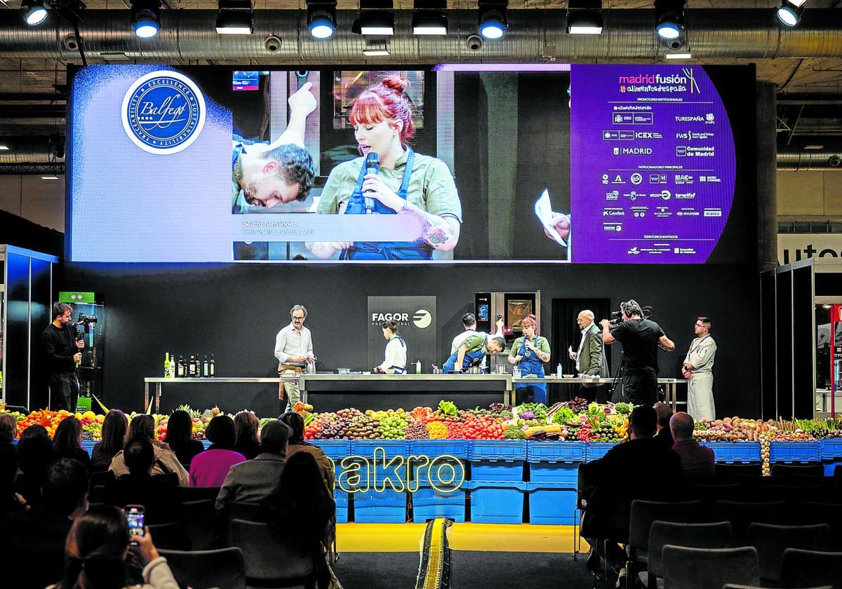 Los candidatos a Cocinero Revelación –Rodrigo y Beatriz, de Arsa– en su presentación.