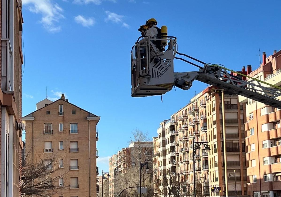 Los Bomberos de Logroño rescatan a una persona fallecida en su vivienda en la calle de La Vía