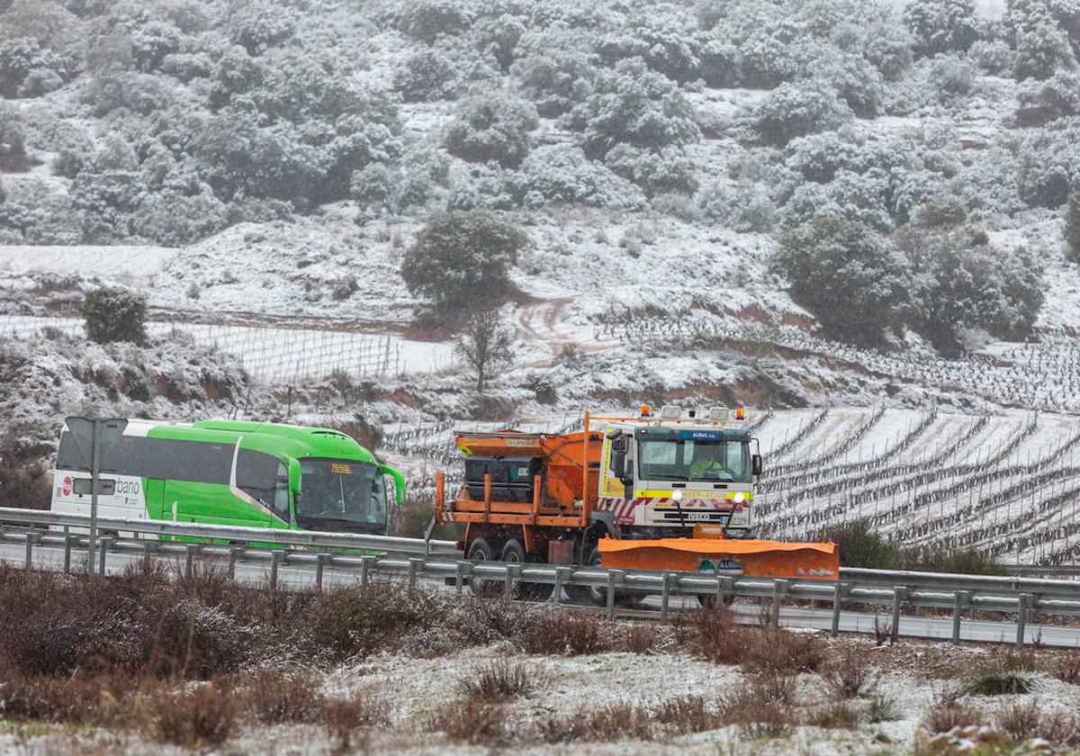 Una máquina quitanieves circula por el Alto de San Antón.