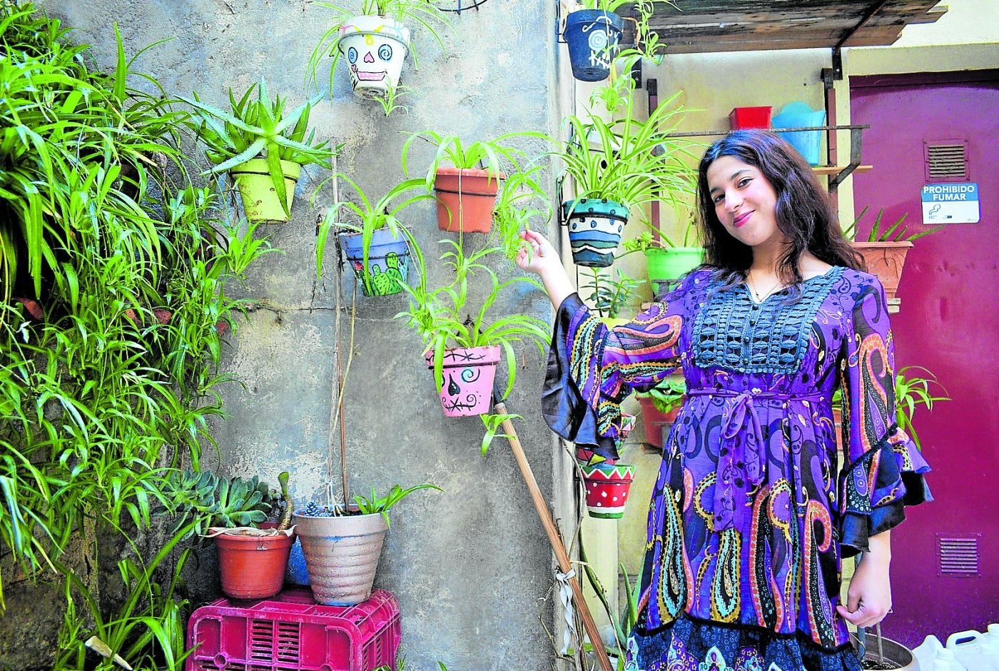 Manal, embarazada de cuatro meses, posa en el patio del centro de acogida de Logroño, donde reside desde hace dos años.