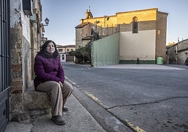 La presidenta de la asociación de vecinos de El Cortijo, Gema Escorza, delante de la iglesia y del frontón, dos puntos emblemáticos del barrio de El Cortijo.