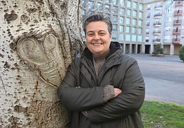 Alicia Ibáñez posa junto a un árbol de la logroñesa plaza Tomás y Valiente, donde se ubica el Colegio de Enfermería de La Rioja.