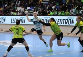 Paula Morales intenta detener a Zaira Benítez, jugadora del Elche.