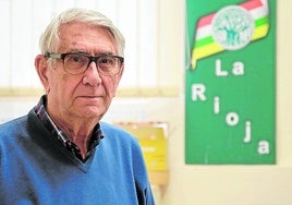 Saturnino Álvarez posa en la sede de la asociación.