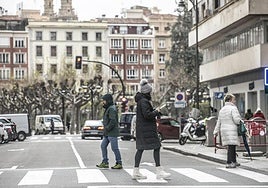 Personas abrigadas, cruzan un paso de cebra en Logroño, en una imagen de archivo.