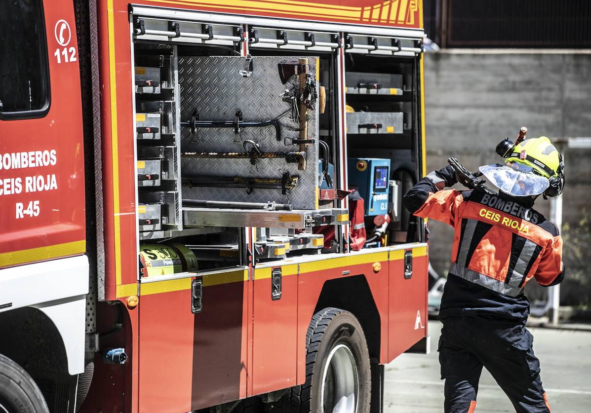 Un bombero del CEIS-Rioja, en una imagen de archivo.