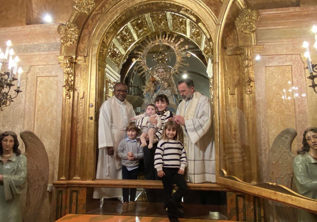 Vega llegó desde Logroño con su hermano y sus primos para ser protegida por la Virgen.