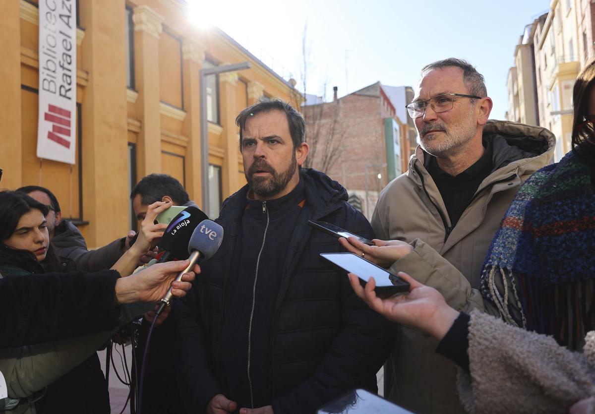 Iván Reinares y Rubén Antoñanzas, este martes en la calle Ateneo Riojano, en la comparecencia sobre la zona de bajas emisiones.