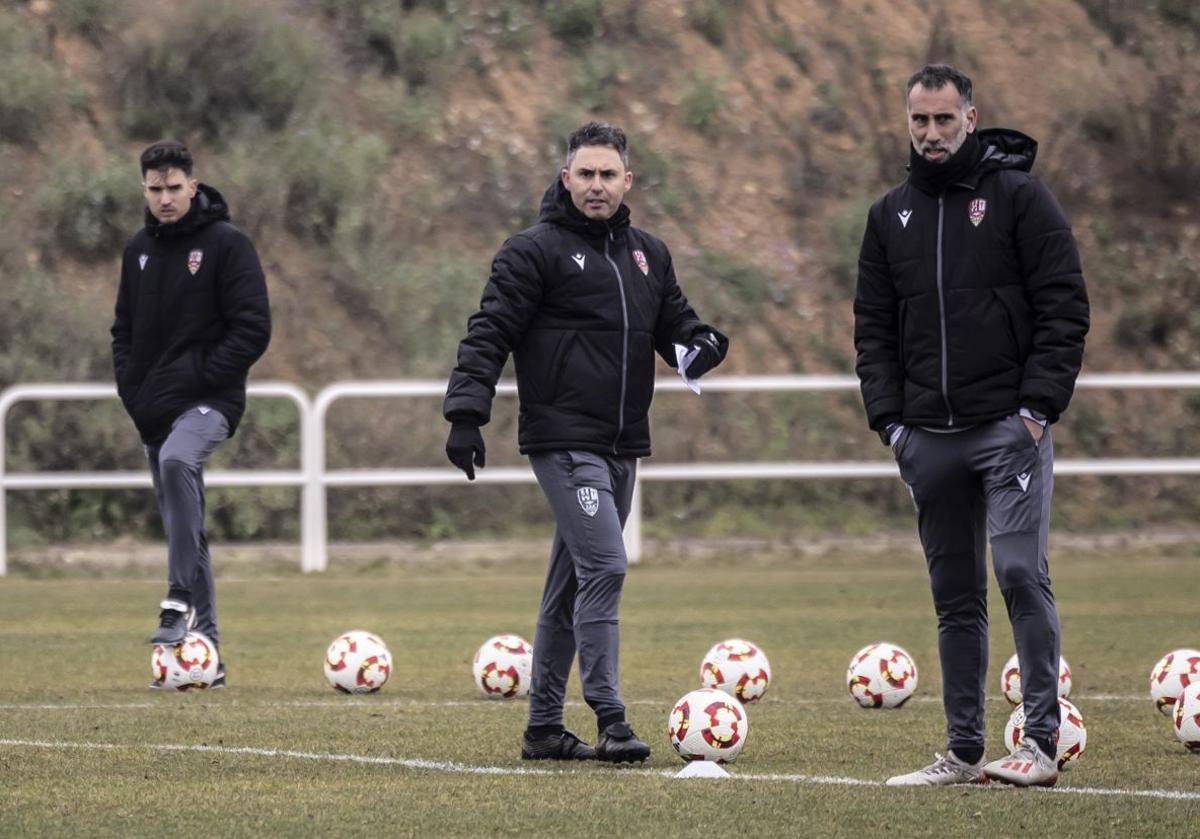 Sergio Rodríguez sigue el entrenamiento de su equipo junto a Ander Dulce, a su izquierda, y Miguel Martínez.