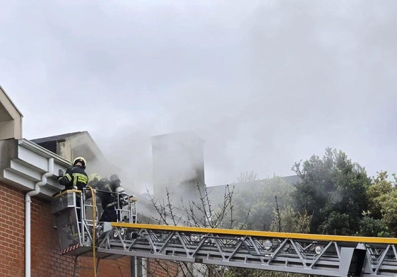 Dos bomberos trabajan en la la vivienda afectada en Cacicedo.