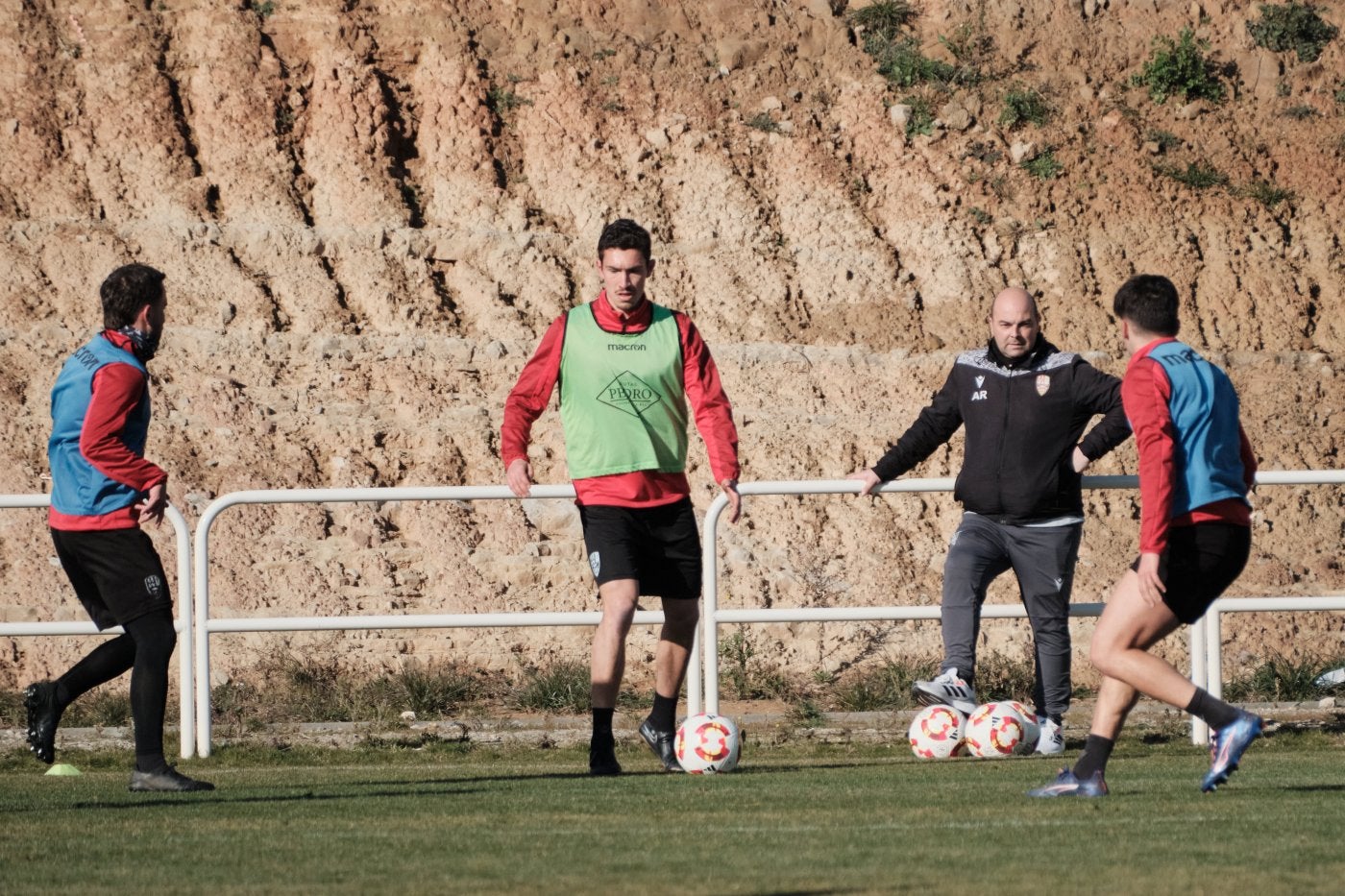 Joao Dias juega el balón en el entrenamiento de ayer.