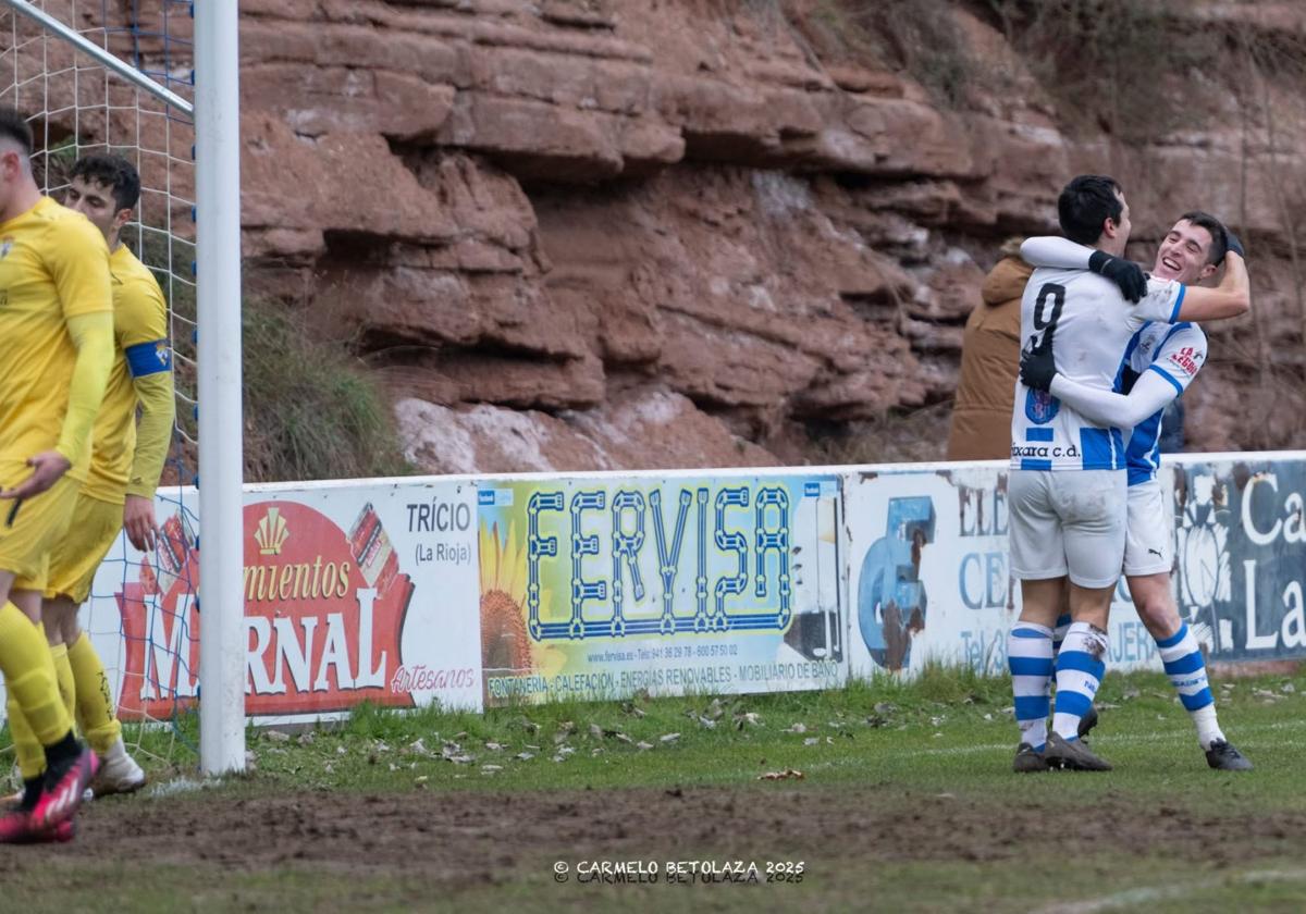 Villos y Orodea celebran un gol.