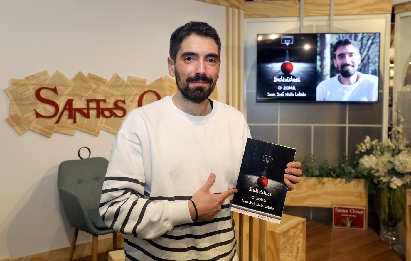 Juan José Nieto, con su libro.