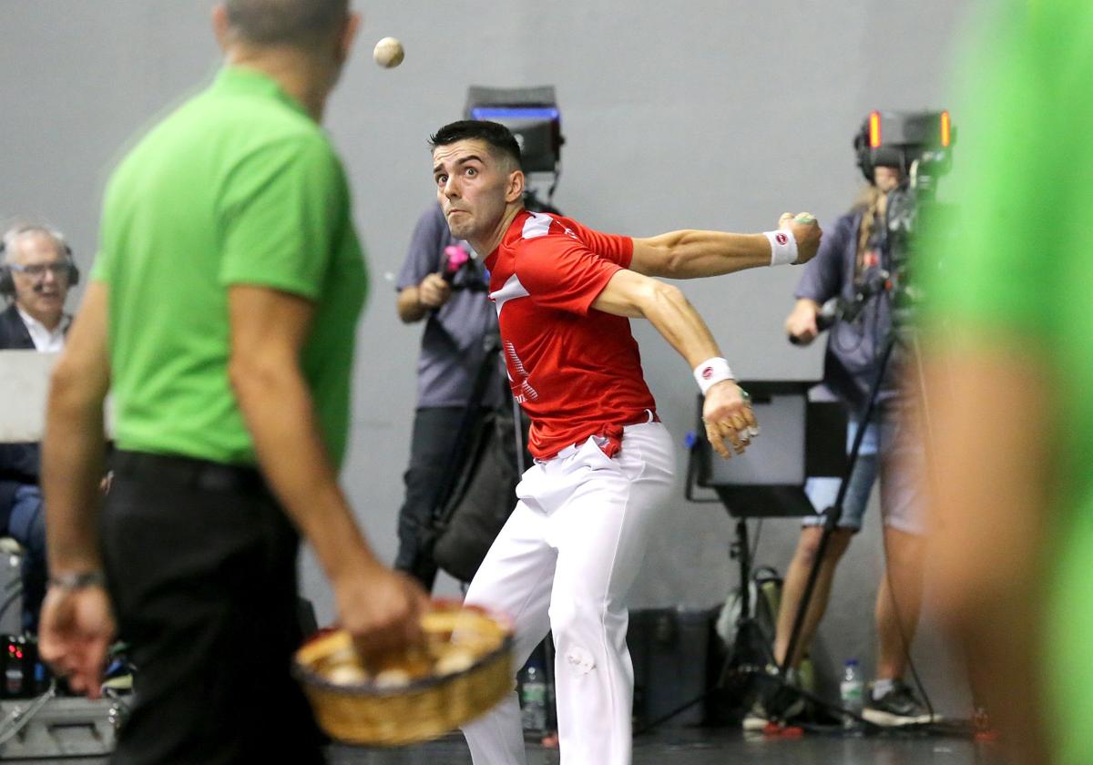 Salaverri se prepara para golpear la pelota en el Adarraga.