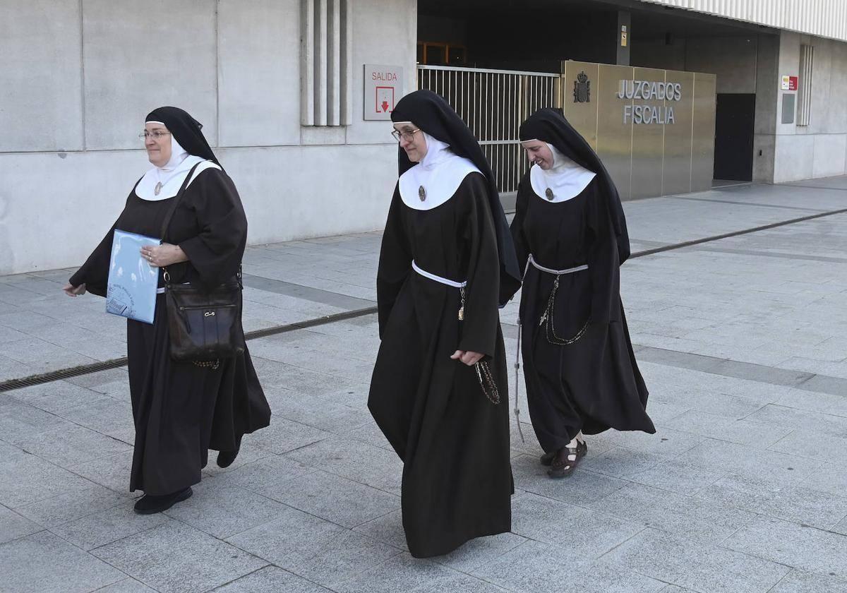 Tres de las monjas cismáticas de Belorado saliendo del juzgado de Burgos.