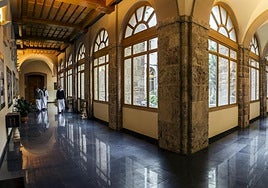 Monjes del Instituto del Verbo Encarnado, en los pasillos de Valvanera