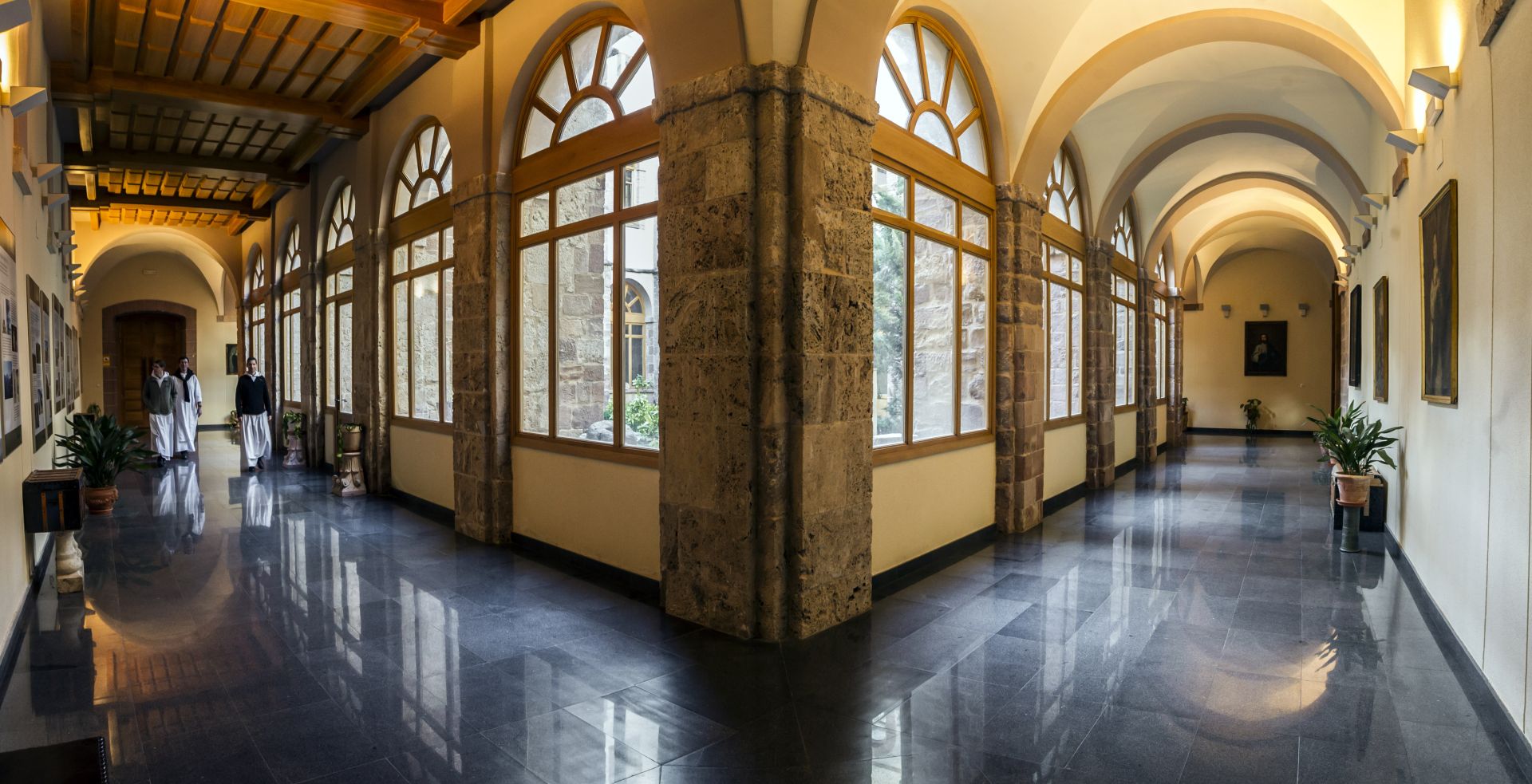 Monjes del Instituto del Verbo Encarnado, en los pasillos de Valvanera