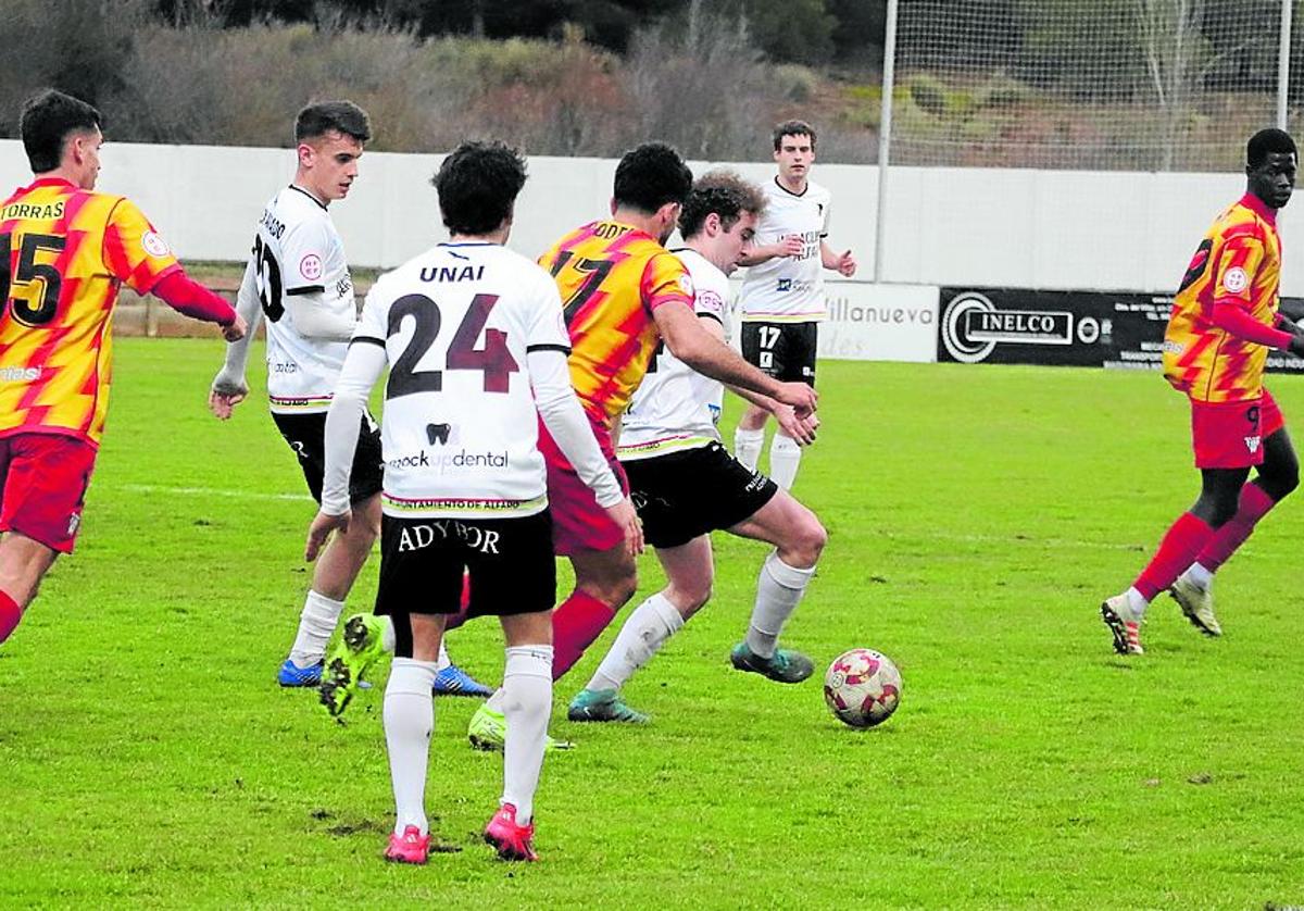 Ayensa pugna por llevarse un balón por banda en el último partido en La Molineta, ante el Ejea.