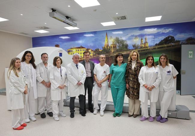 Responsables de Salud y profesionales de la unidad de Medicina Nuclear, esta mañana en la sala de PET-TAC.