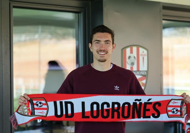 Joao Dias posa este jueves tras ser presentado como jugador de la UDL.