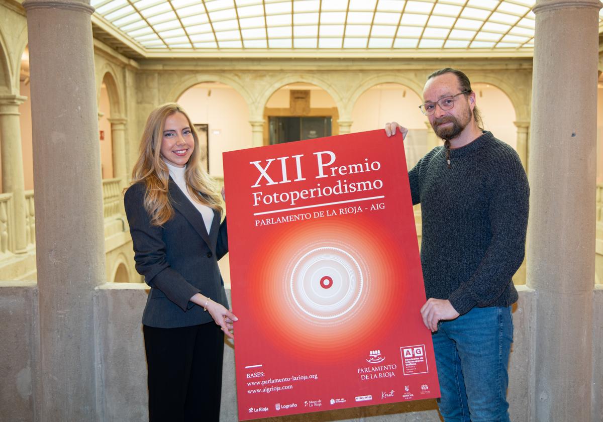 La presidenta del Parlamento regional, Marta Fernández Cornago, y el presidente de AiG, Óscar Solórzano.