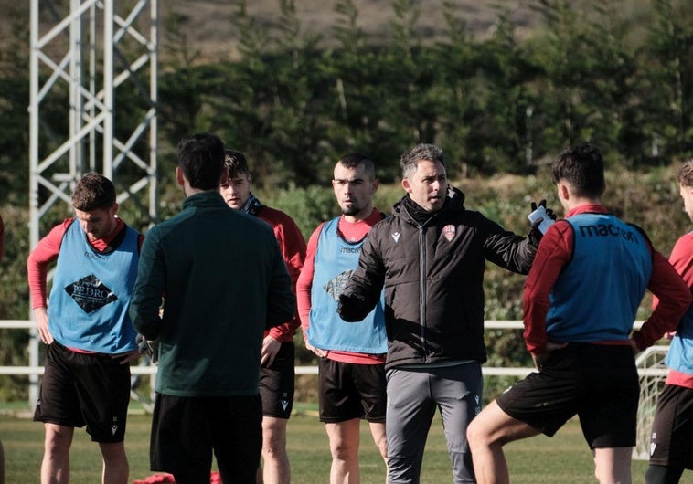 Sergio Rodríguez explica un ejercicio a sus jugadores.