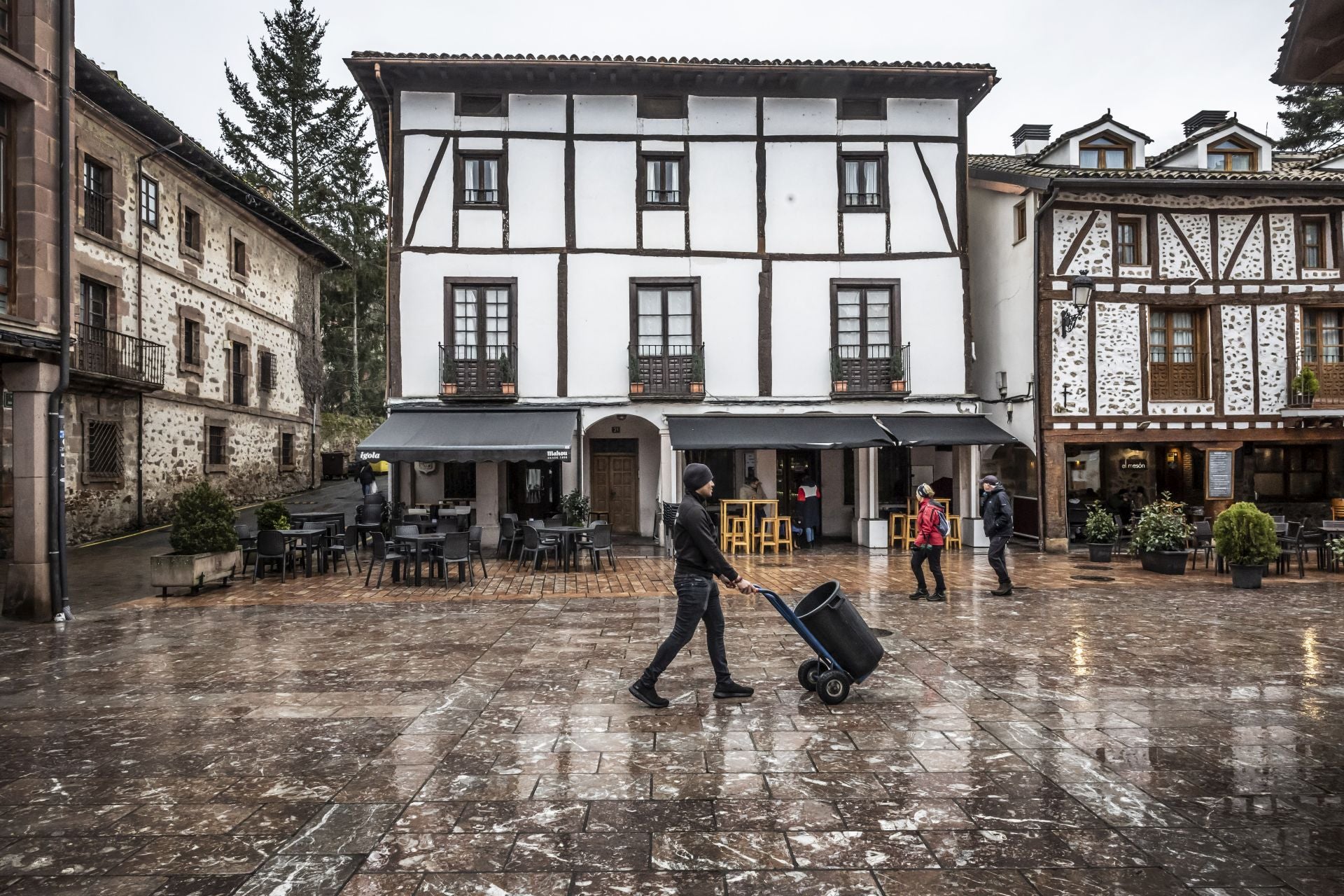 Un paseo por Ezcaray en un invierno con poca nieve