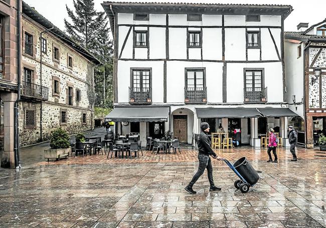 Los bares y restaurantes de Ezcaray notan el descenso de visitantes a la estación de esquí.