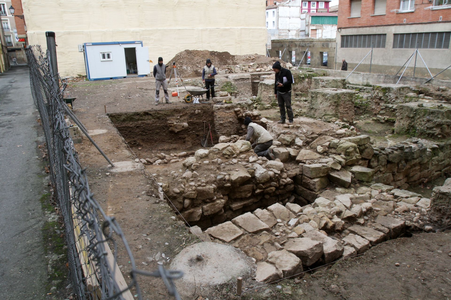 Excavaciones arqueológicas en Hospital Viejo 11, a principios de 2015, con la sillería de planta baja de La Brava 7, al fondo a la derecha.