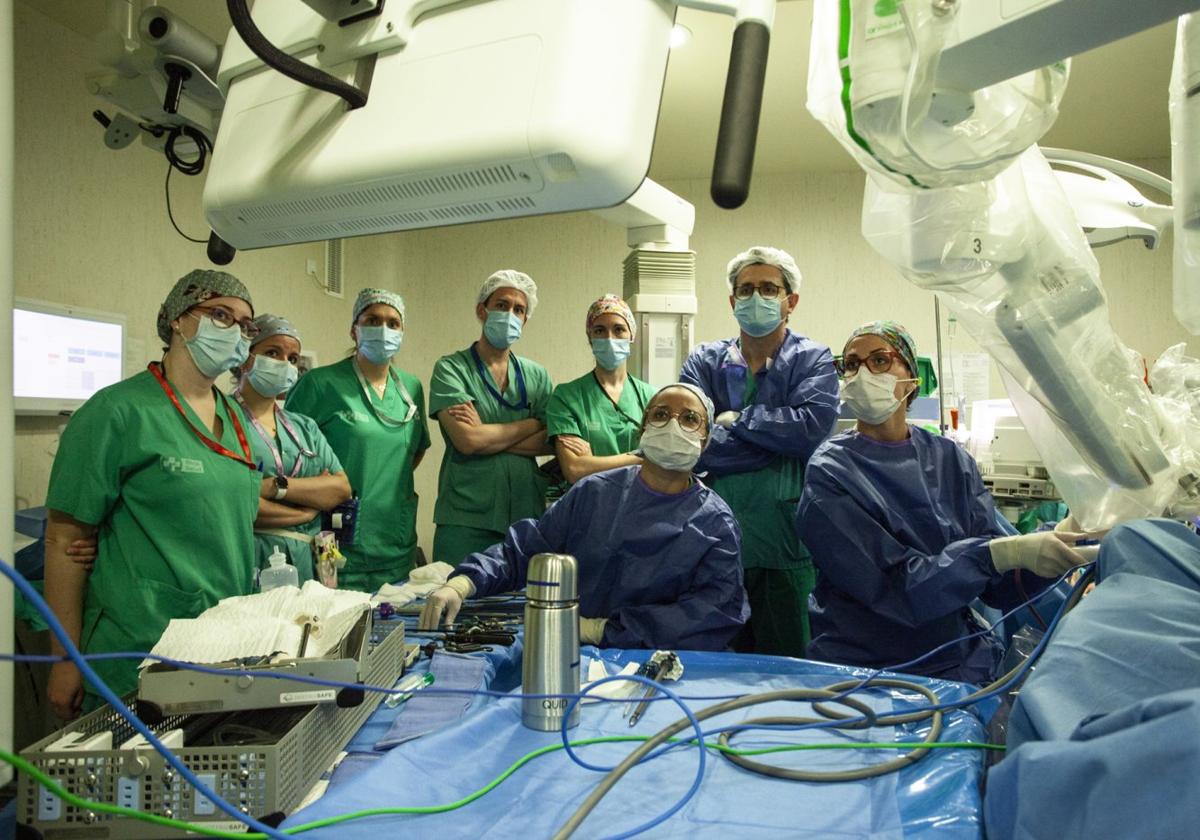 Imagen del equipo médico durante una de las intervención quirúrgicas con cirugía robótica realizada en el Hospital San Pedro.