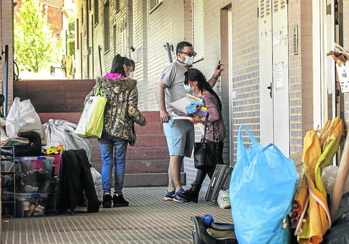 Desahucio de una familia en Villamediana de Iregua en mayo de 2021.