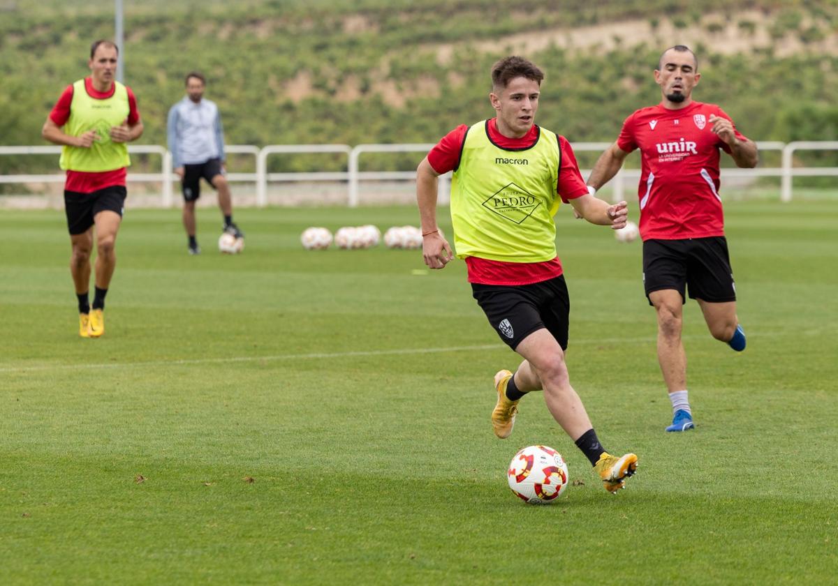 Curro Bonilla avanza con el balón en un entrenamiento en Valdegastea.