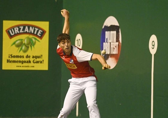 Arkaitz Eskuza arma su brazo derecho a la espera de la pelota.