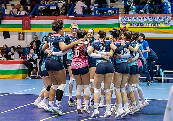 Las jugadoras del Ocisa Haro Rioja Voley celebran la victoria ante el Madrid Chamberí.