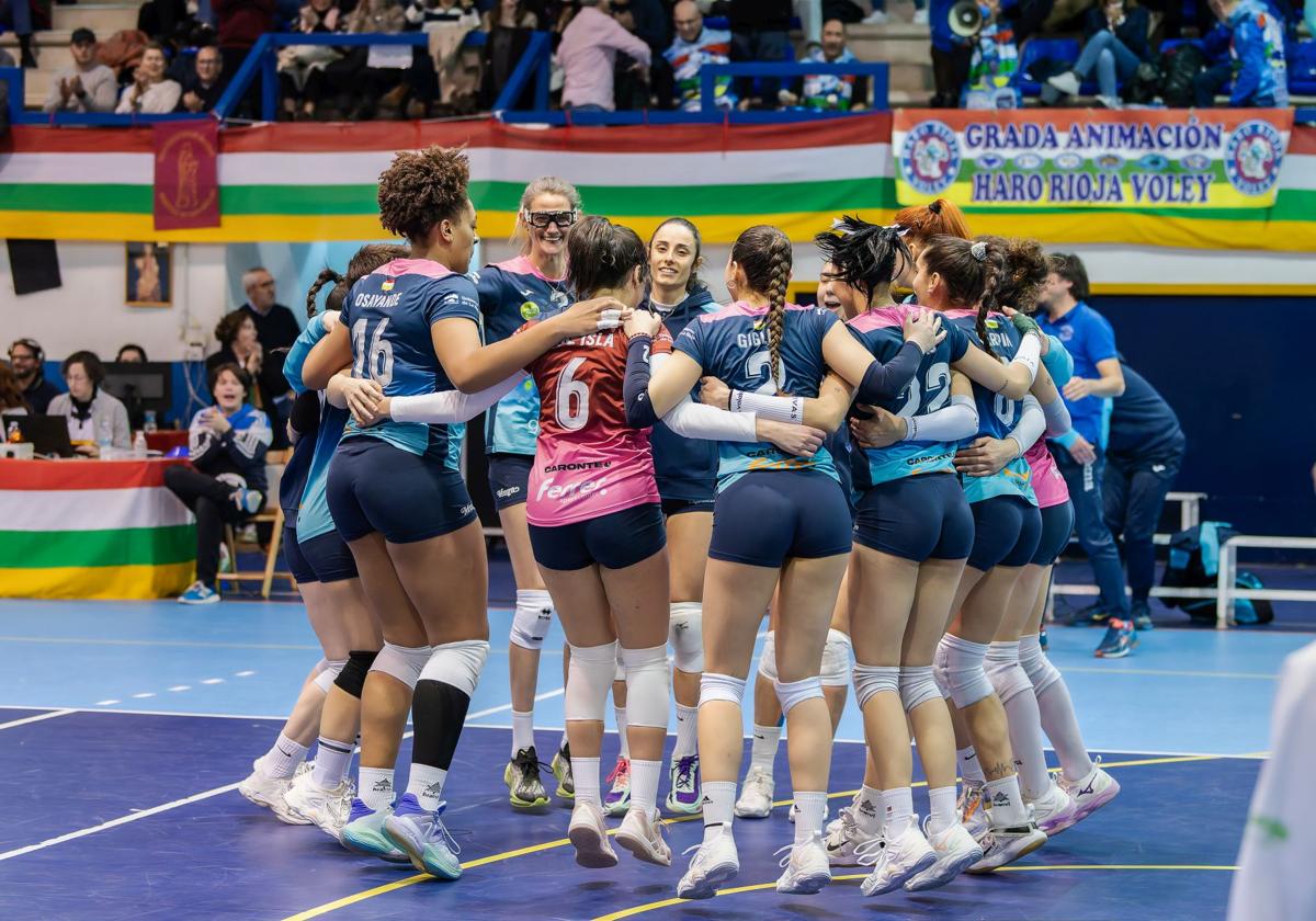 Las jugadoras del Ocisa Haro Rioja Voley celebran la victoria ante el Madrid Chamberí.