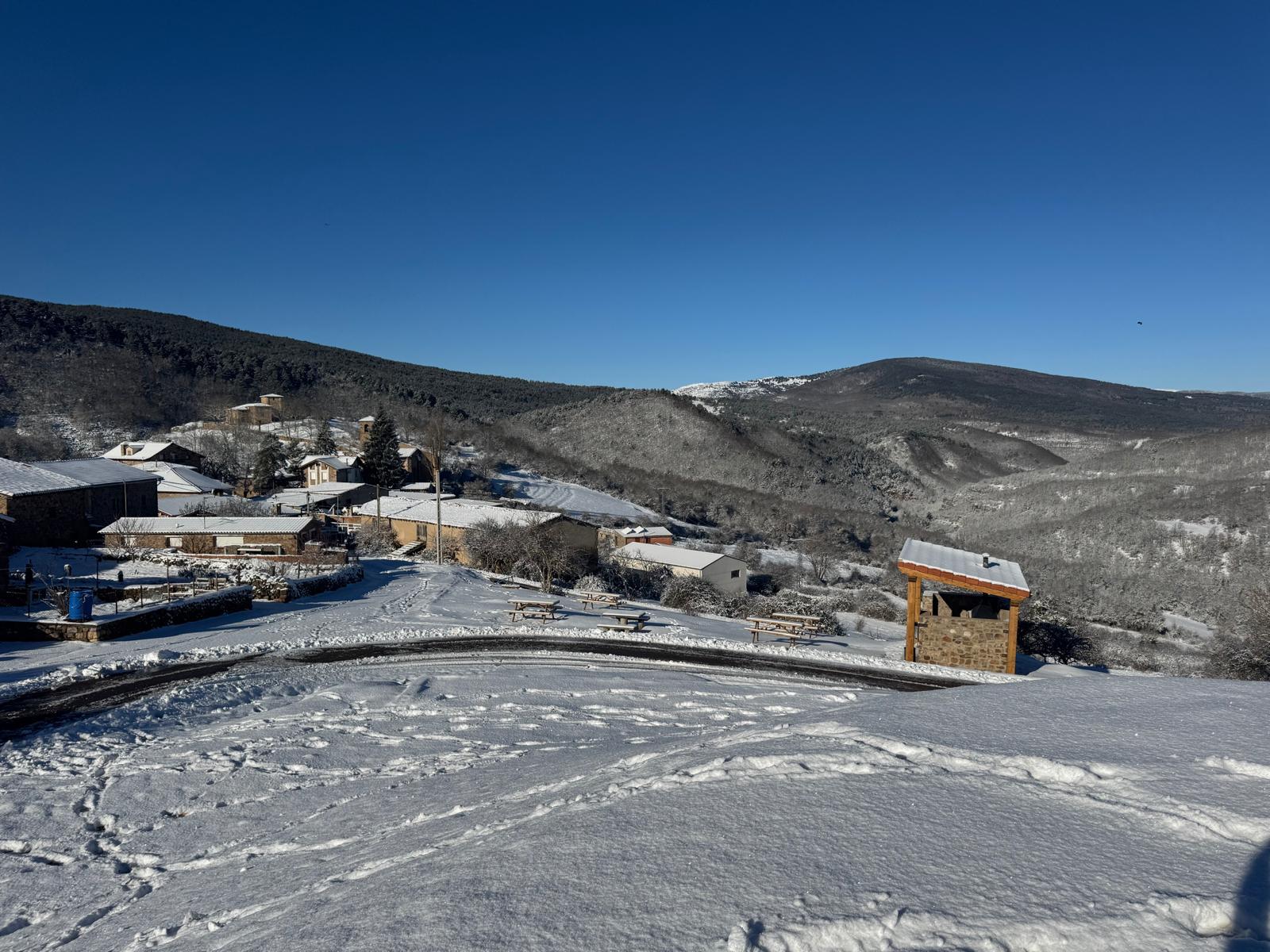 Lumbreras, cubierto por la nieve.