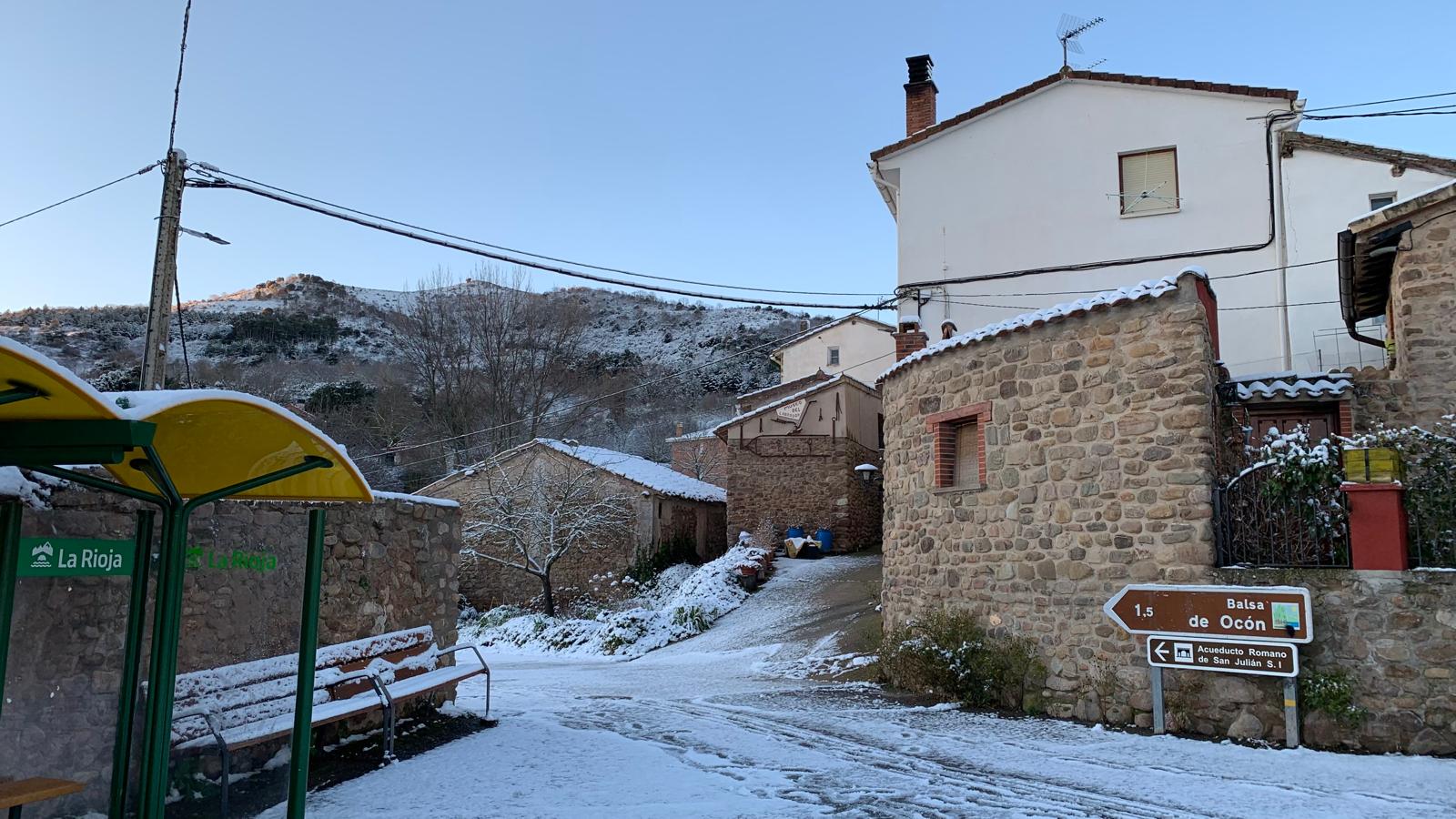 La nieve ha dejado calles blancas en Las Ruedas de Ocón.