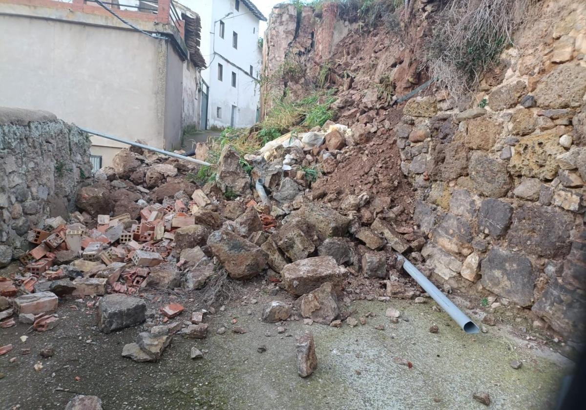 La calle Arrabal de Lagunilla del Jubera, cortada por el derrumbe de una propiedad deshabitada.