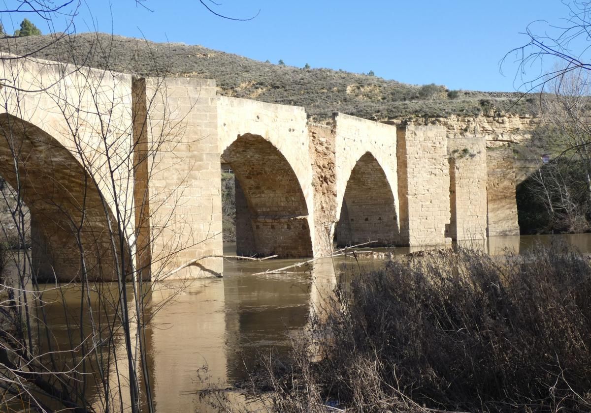 El puente de Briñas sufre el derrumbe total de uno de sus tajamares sobre el río Ebro.