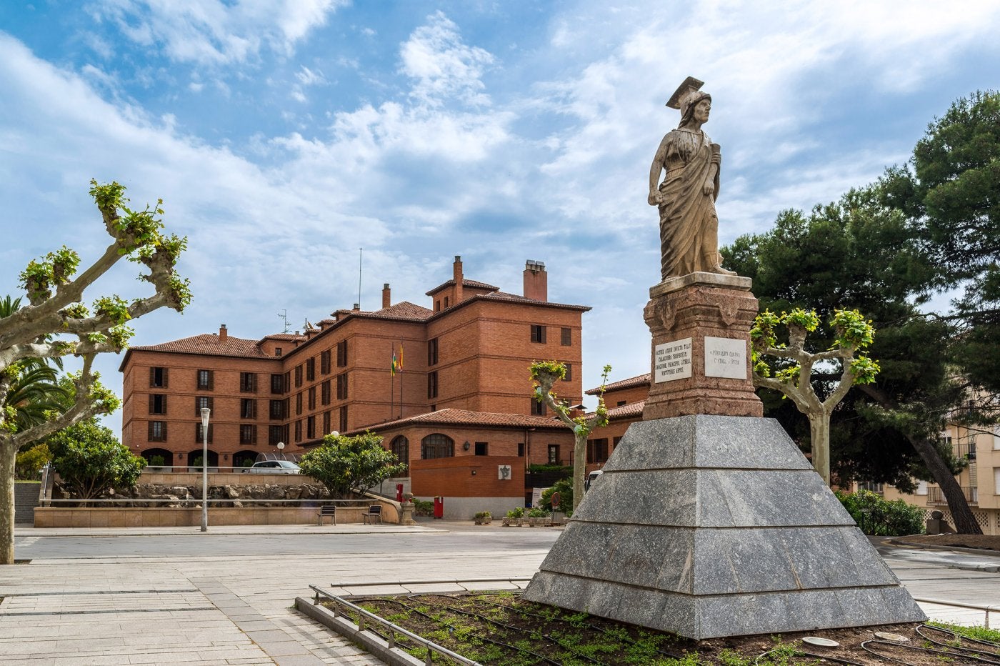 La Matrona y el edificio del Parador al fondo.