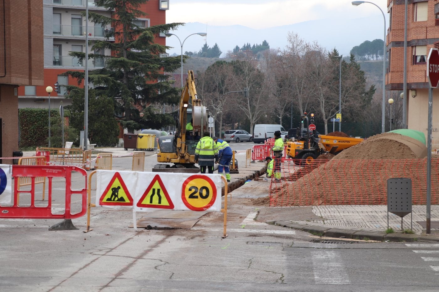 Los trabajos de apertura de la zanja comenzaron la pasada semana, permitiendo el tráfico por un carril.