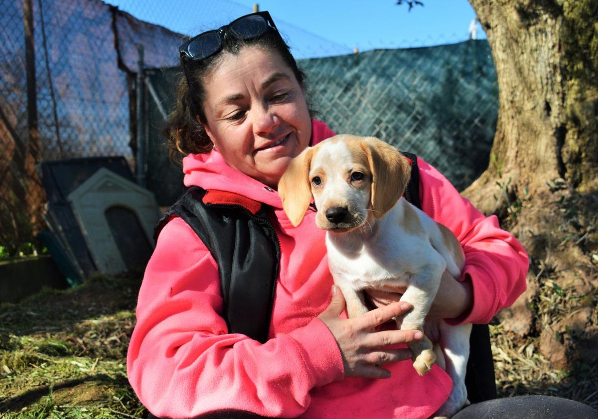 Beatriz Martínez posa con Völva, que está en adopción en Animales Rioja tras ser abandonada en un contenedor de basura en Logroño.